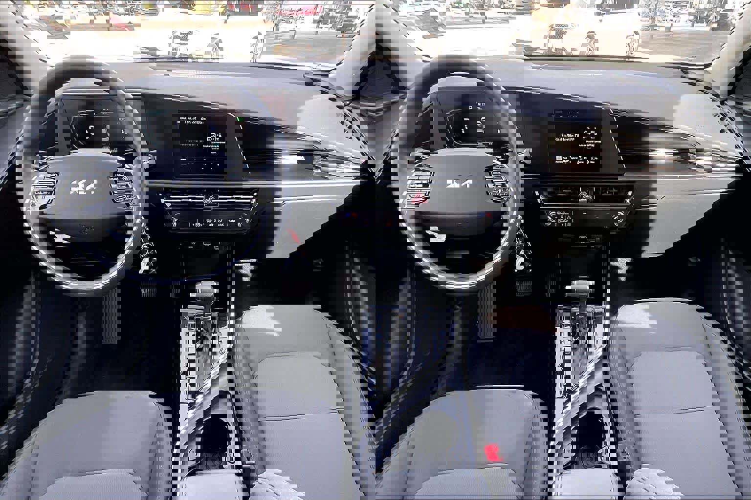 Used 2024 Kia Niro LX image 15