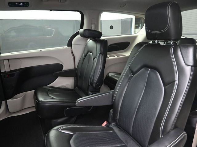 Used 2023 Chrysler Pacifica Touring-L image 12
