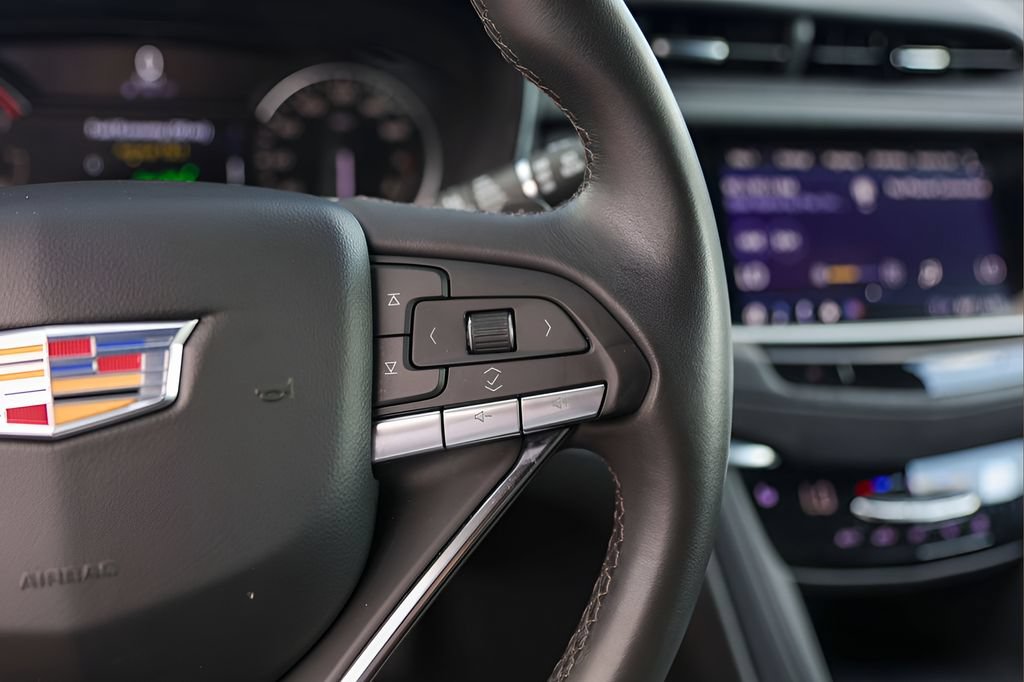 Used 2025 Cadillac XT6 Luxury w/ LPO, Bronce Accent Package FWD image 13