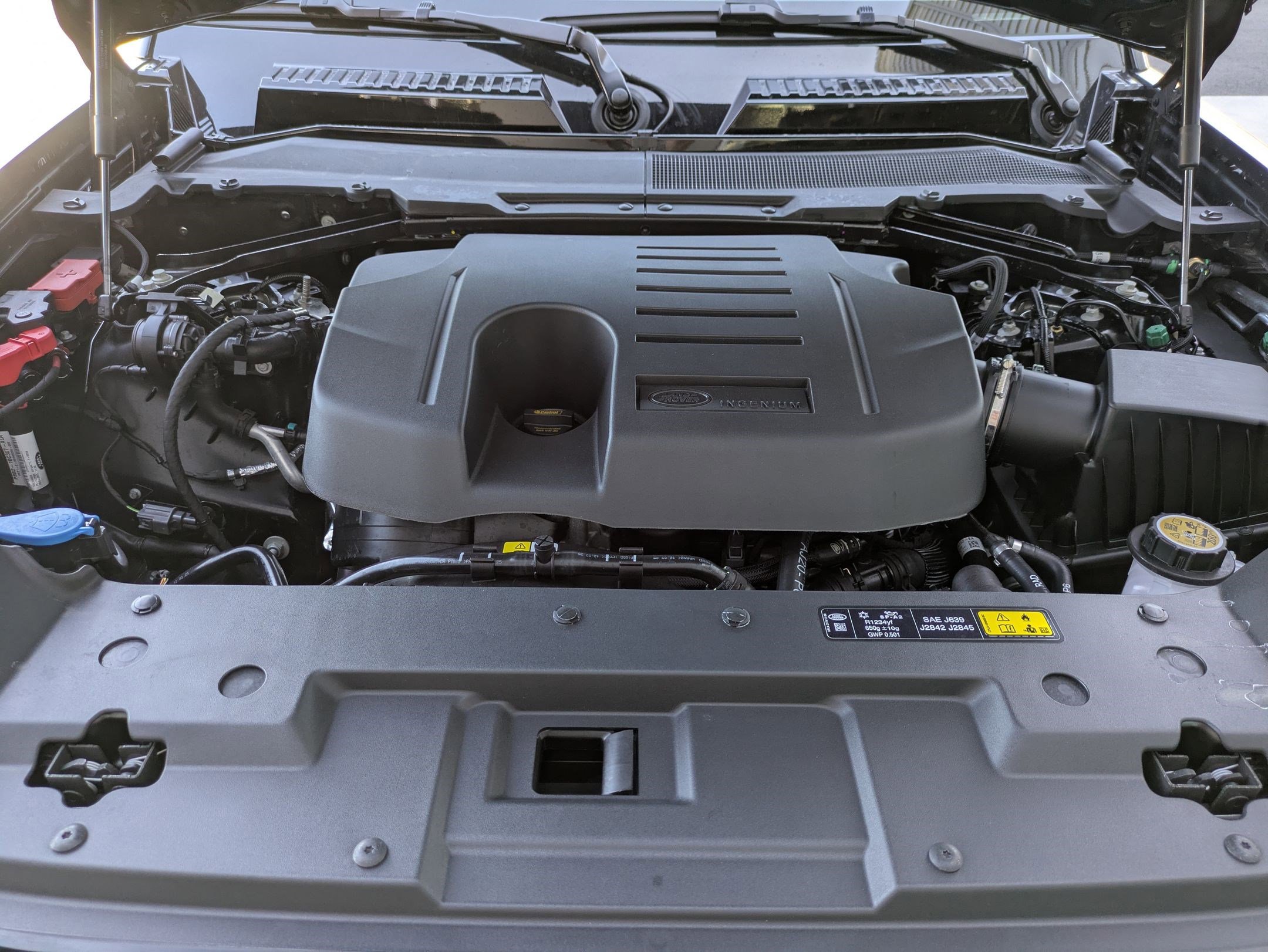 Certified 2025 Land Rover Defender 110 X-Dynamic SE image 33