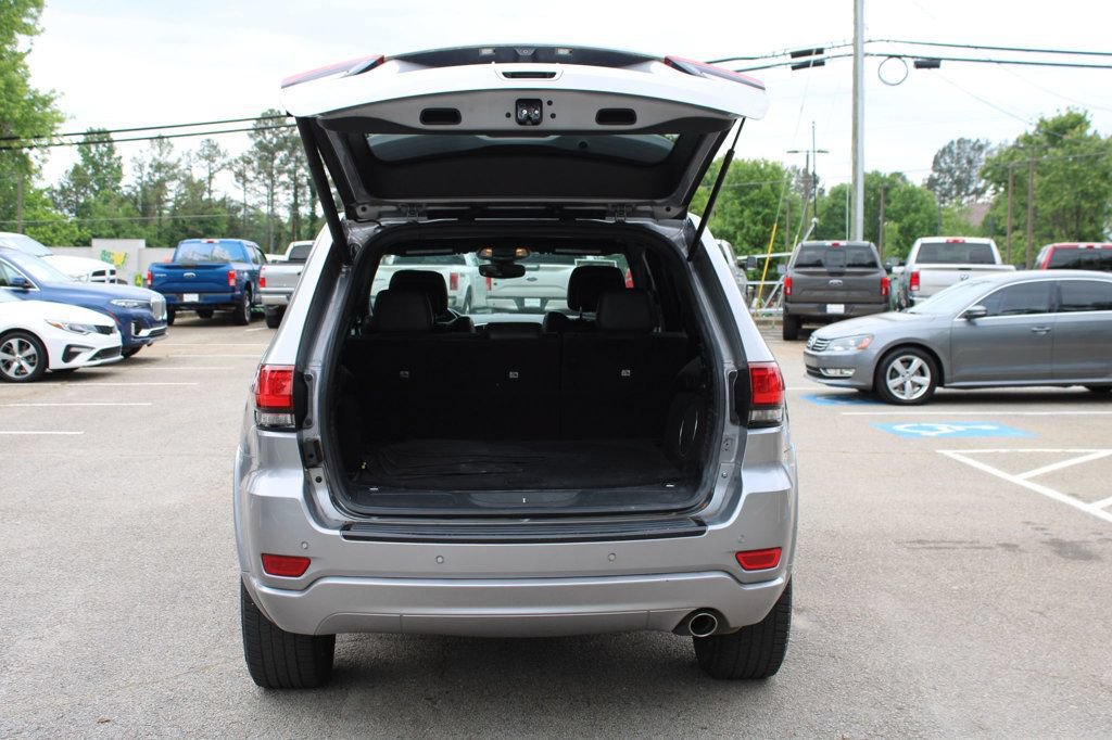 Used 2017 Jeep Grand Cherokee Altitude RWD image 9