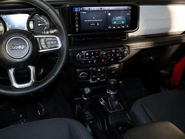 Used 2025 Jeep Wrangler Unlimited Sahara image 17