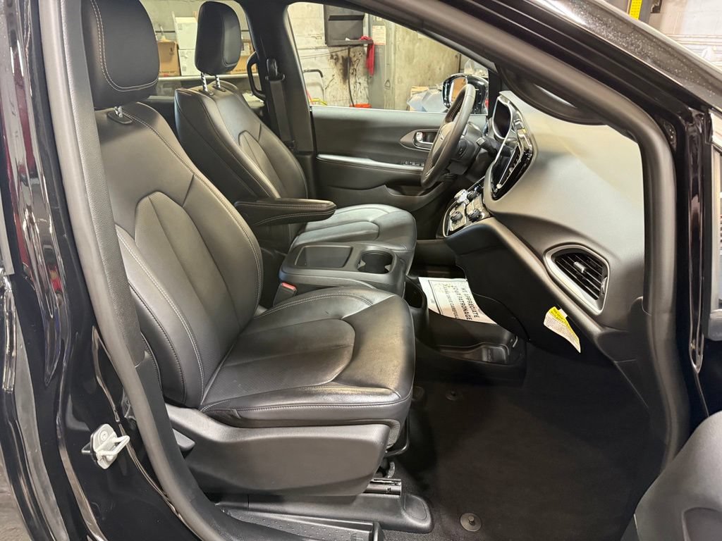 Used 2026 Chrysler Pacifica Select FWD image 25