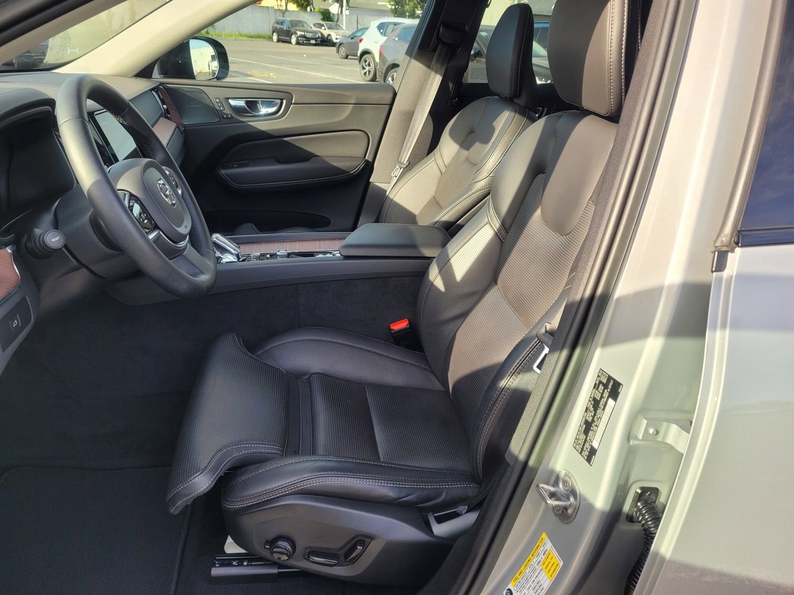 Certified 2023 Volvo XC60 B5 Ultimate image 9