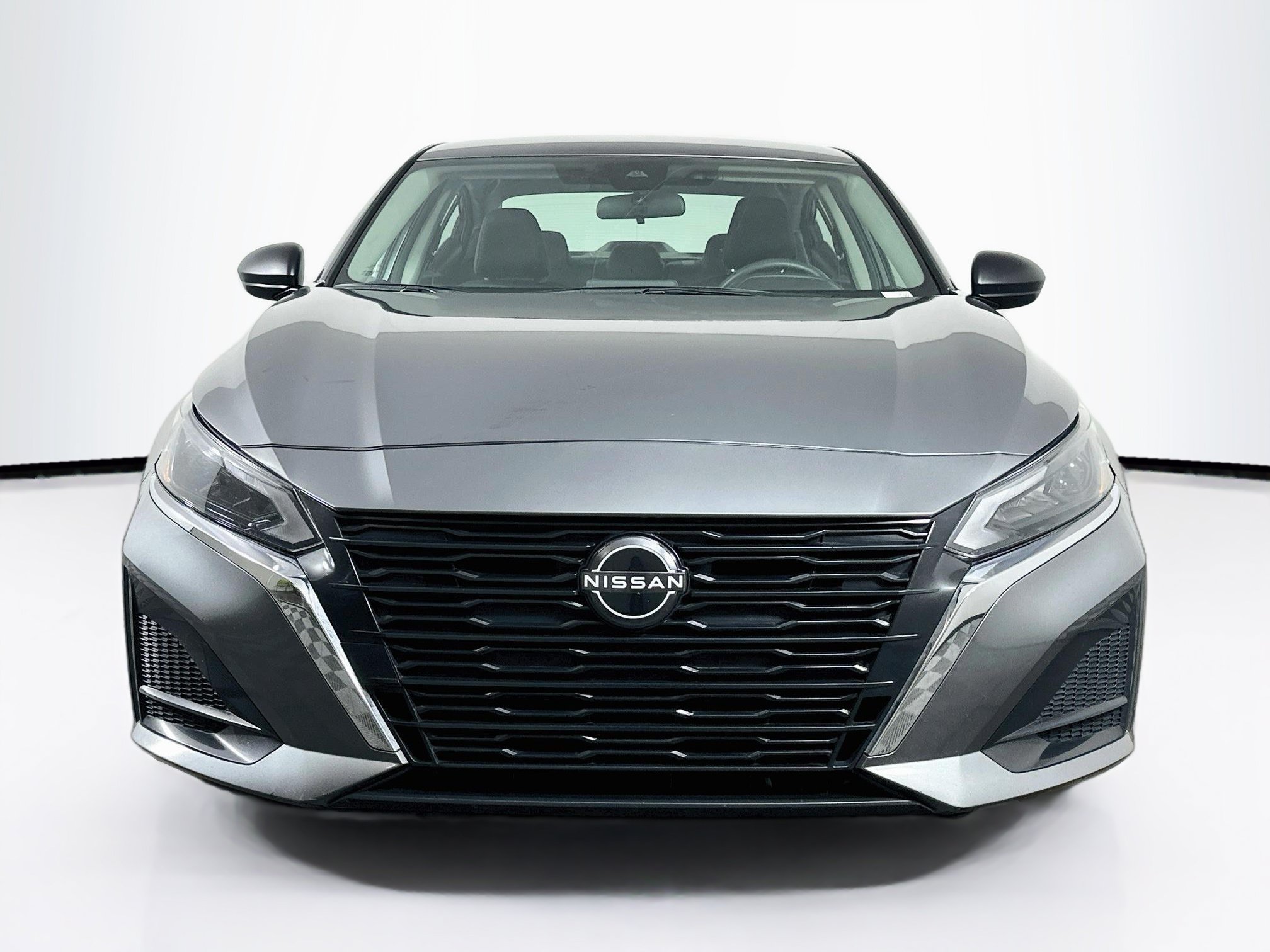 Used 2024 Nissan Altima 2.5 SV FWD image 2