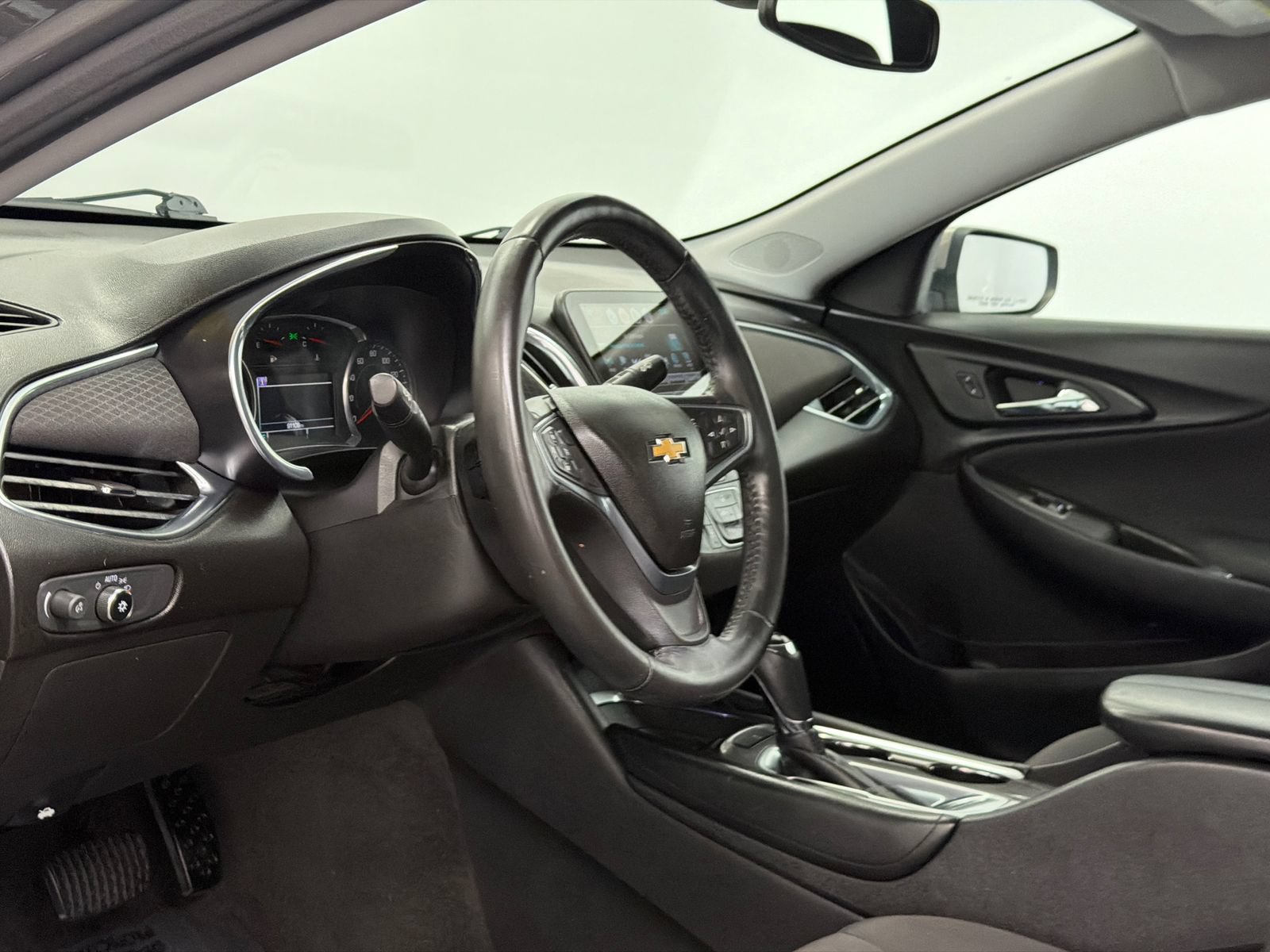 Used 2018 Chevrolet Malibu LT FWD image 9