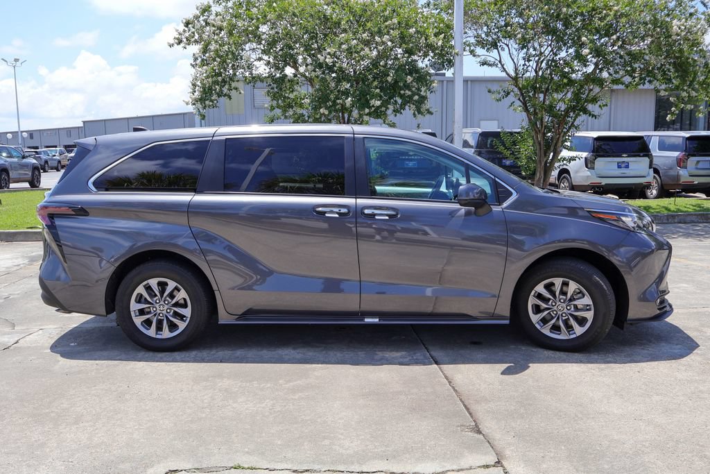 Used 2025 Toyota Sienna XLE FWD image 23