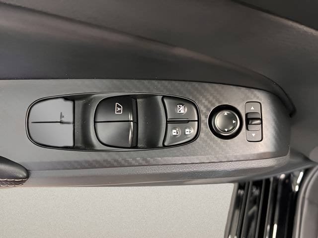Used 2025 Nissan Altima 2.5 SV FWD image 17
