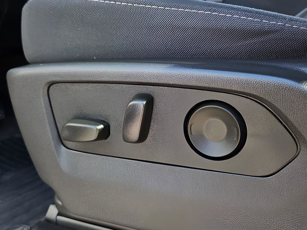 Used 2025 Chevrolet Silverado 2500 LT w/ Convenience Package image 14