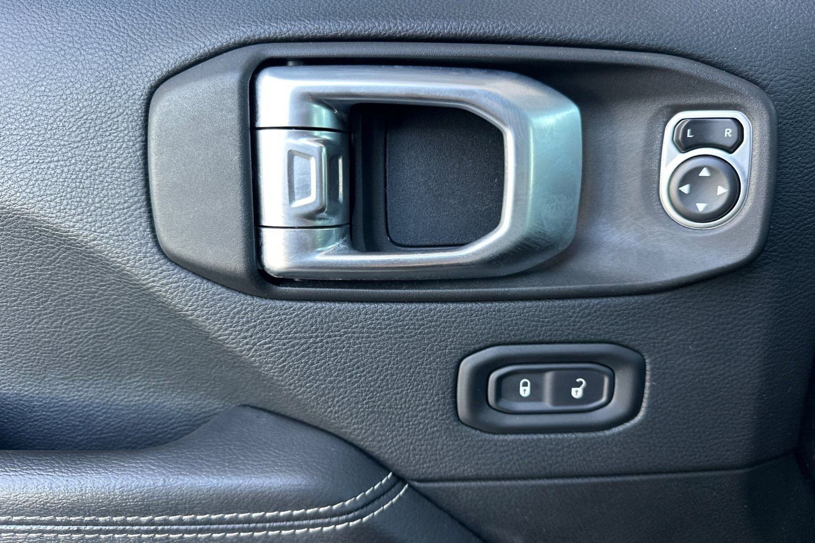 Used 2019 Jeep Wrangler Unlimited Sahara image 11