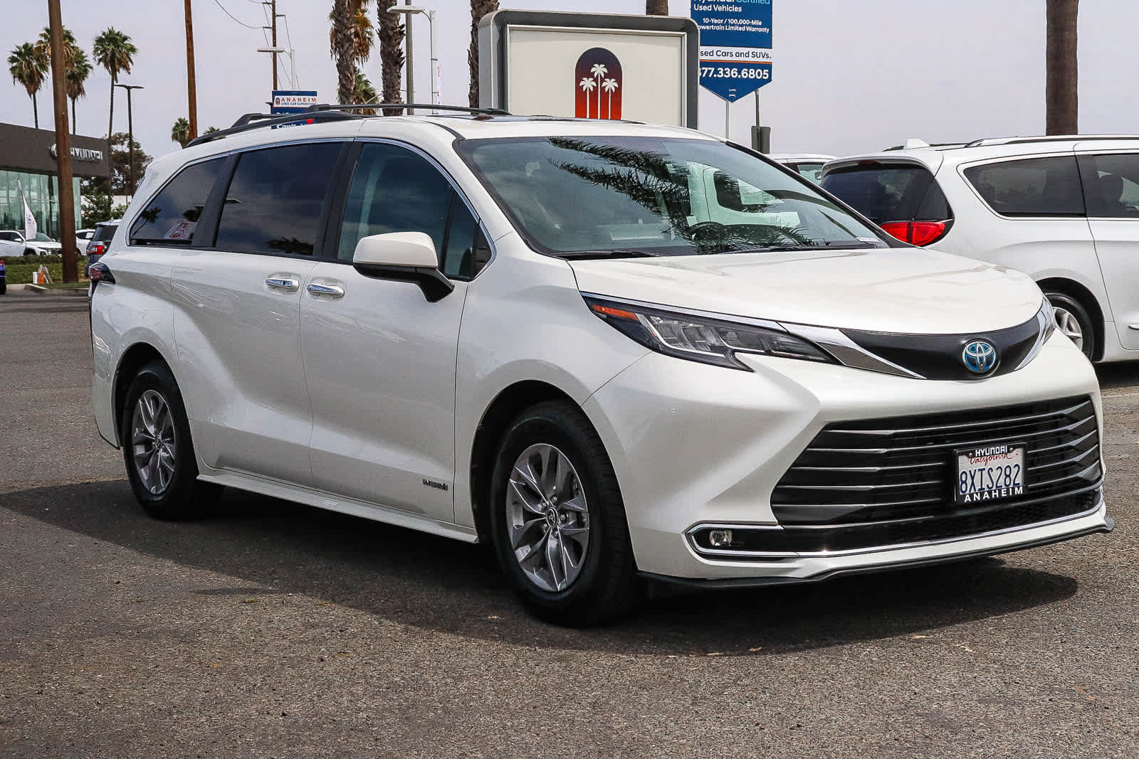 Used 2021 Toyota Sienna XLE w/ XLE Plus Package FWD image 3