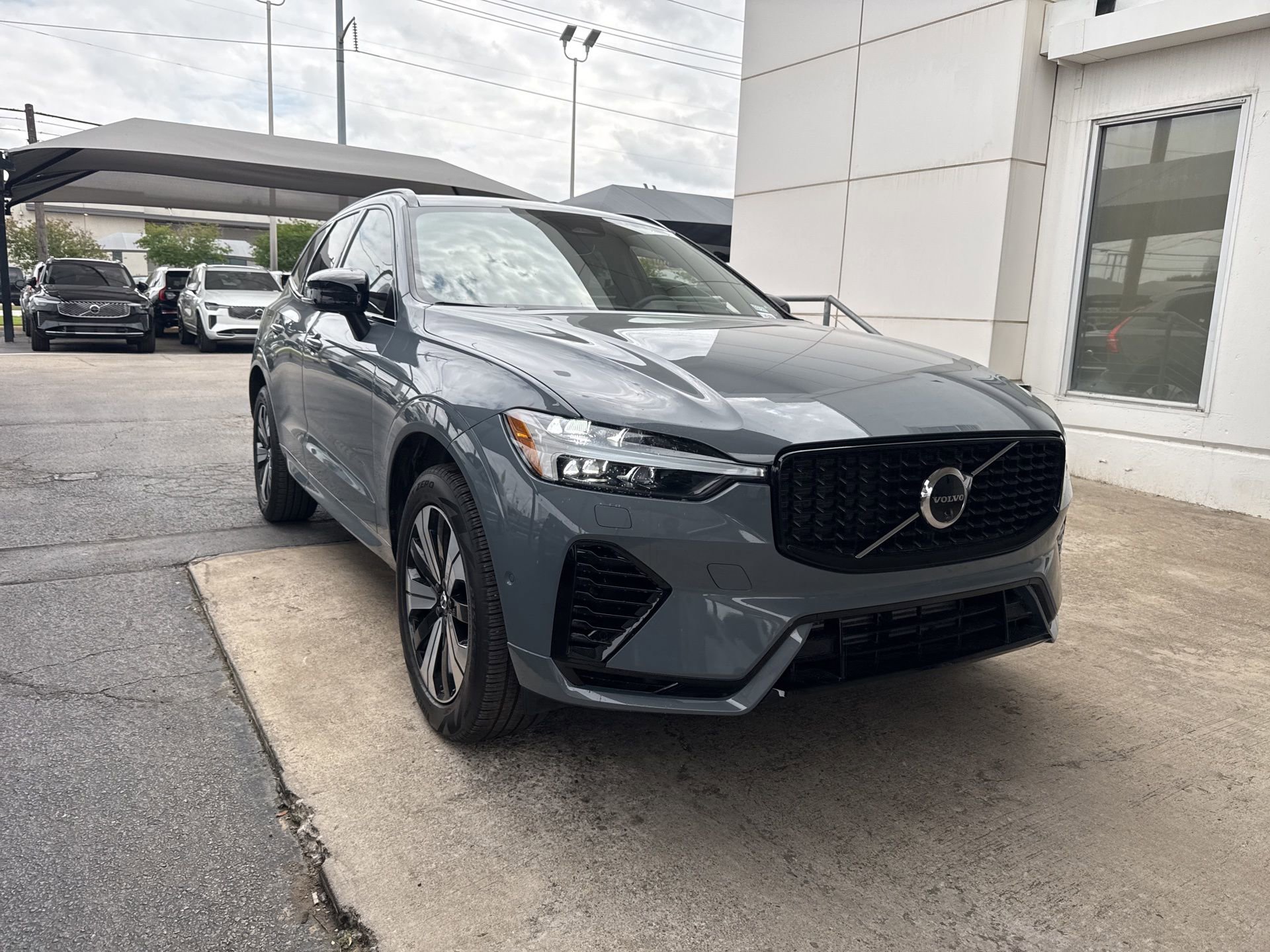 Used 2024 Volvo XC60 T8 Plus w/ Climate Package AWD/4WD image 3