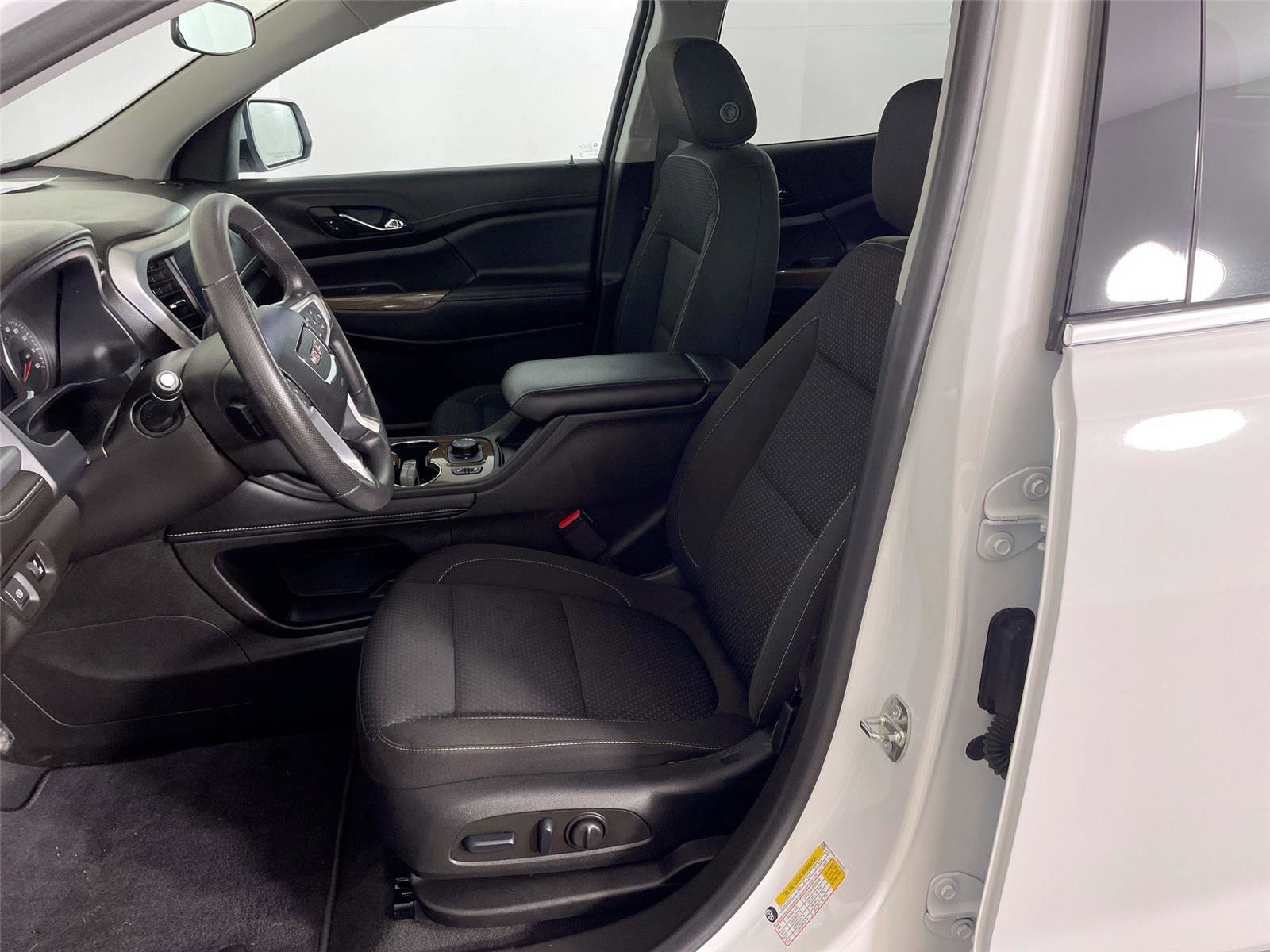 Used 2023 GMC Acadia SLE w/ Driver Convenience Package image 11