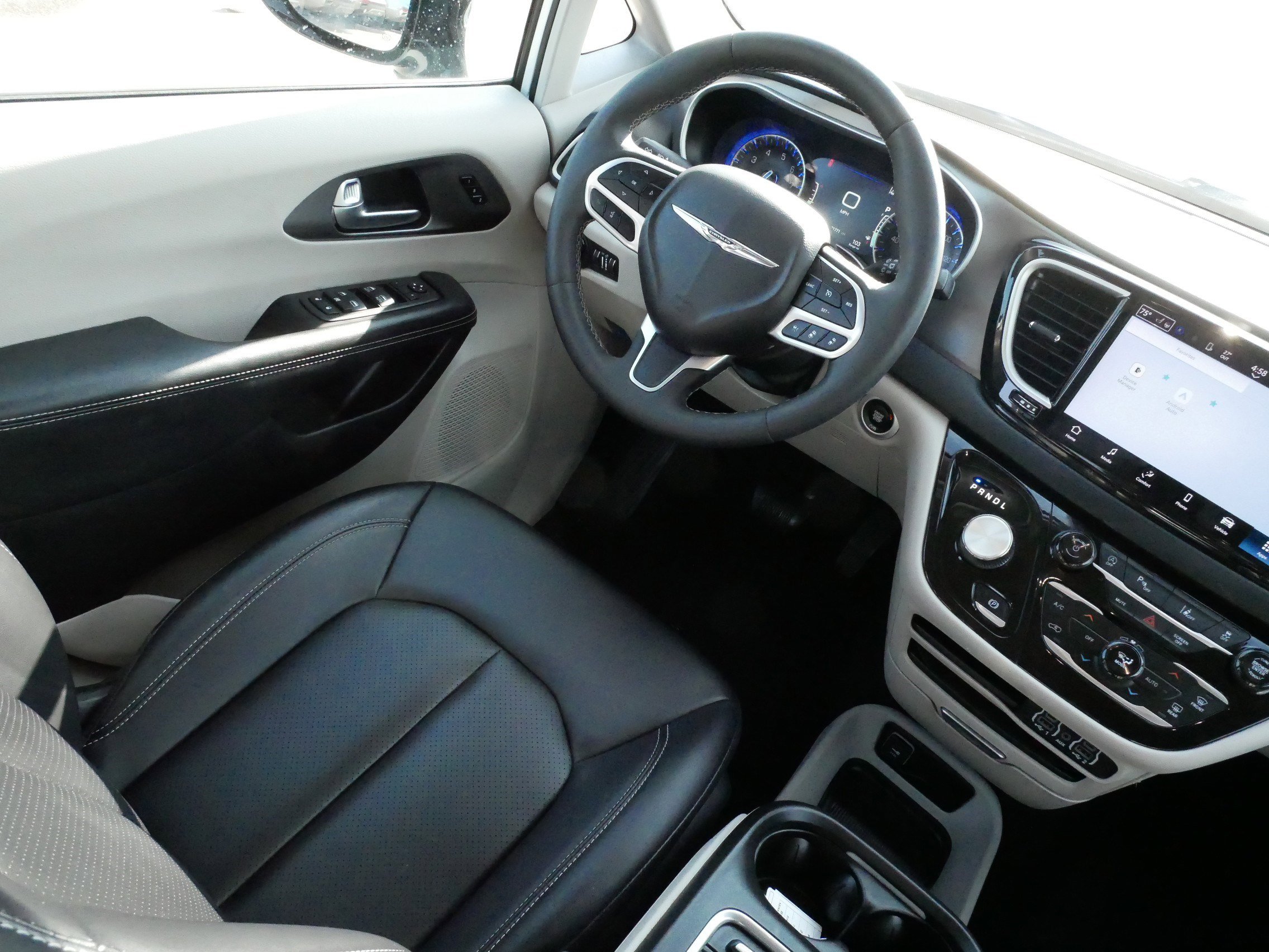 Used 2024 Chrysler Pacifica Touring-L image 9