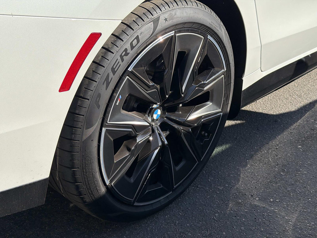 Used 2025 BMW 750e xDrive AWD/4WD image 5