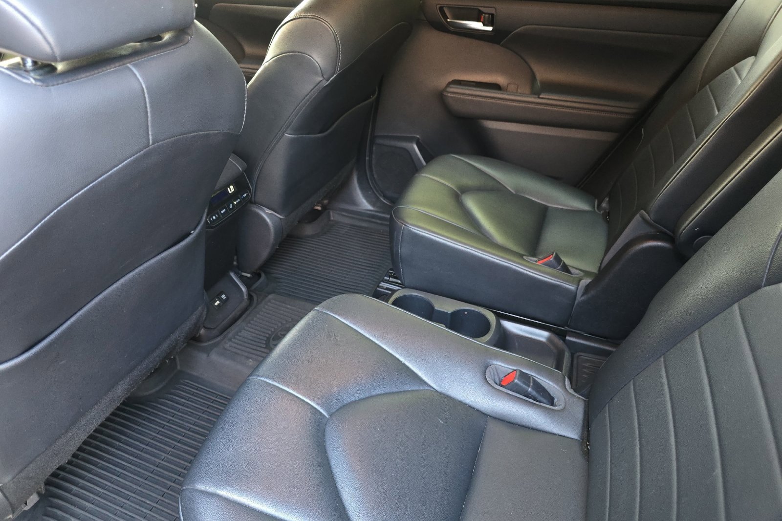 Used 2020 Toyota Highlander XLE image 14