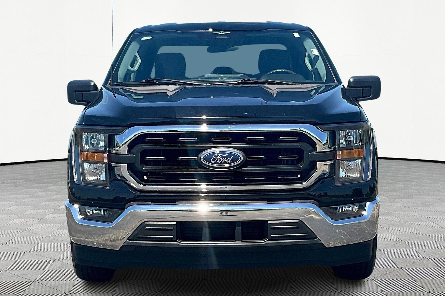 Used 2023 Ford F150 XLT image 3