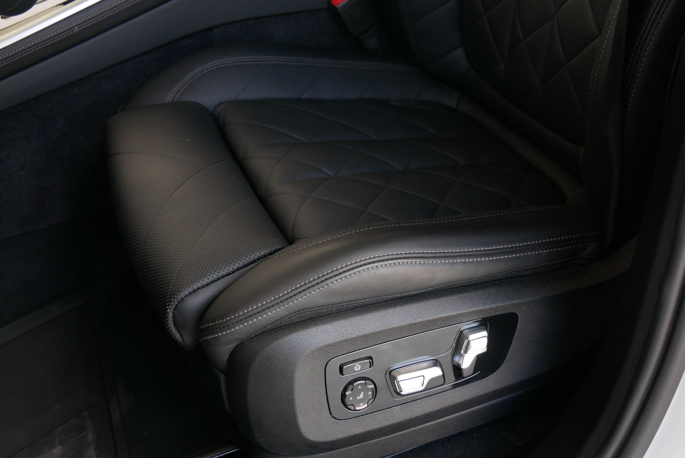 Used 2024 BMW X7 xDrive40i w/ M Sport Package AWD/4WD image 29