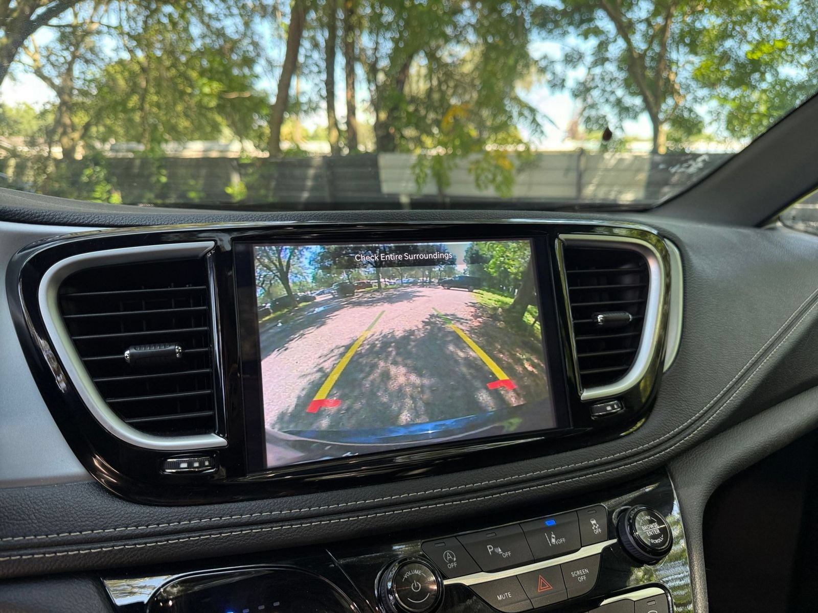 Used 2025 Chrysler Pacifica Limited FWD image 18