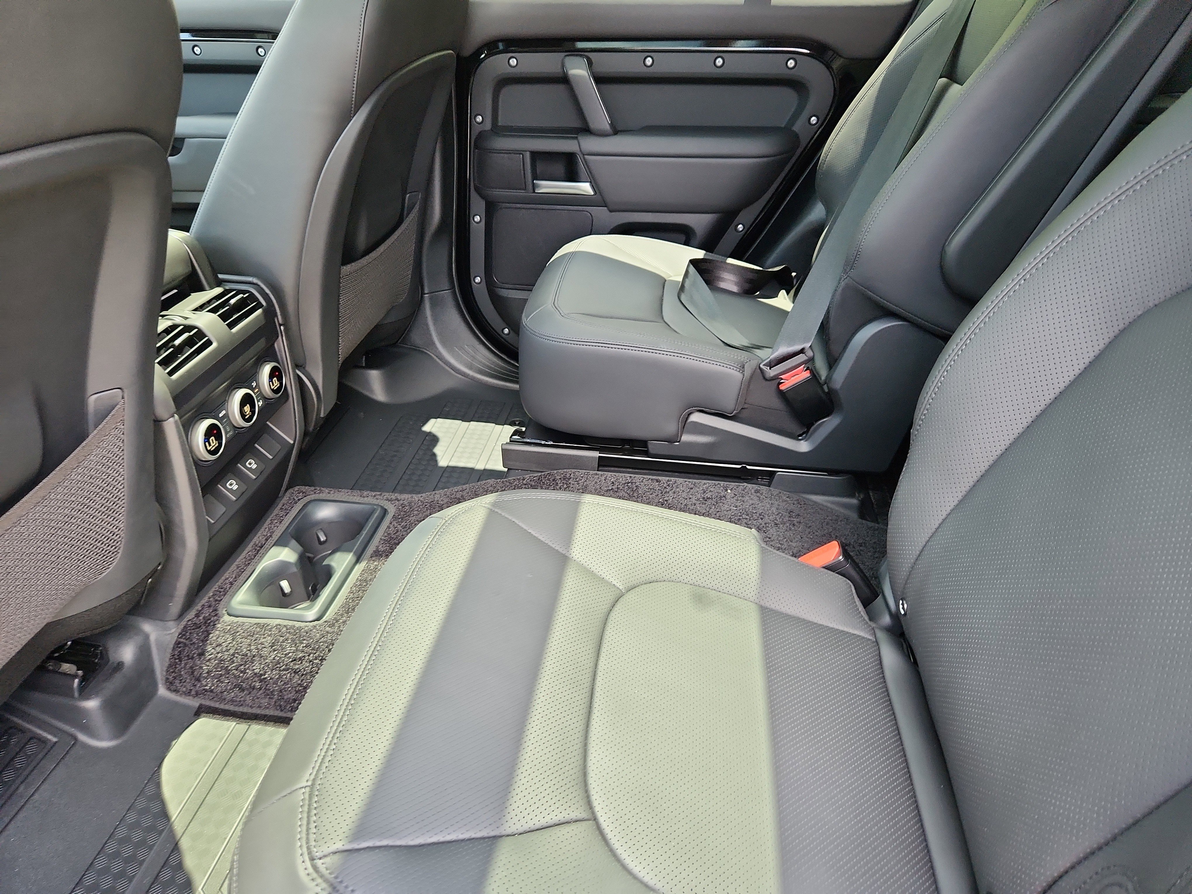 Used 2025 Land Rover Defender 130 S image 5