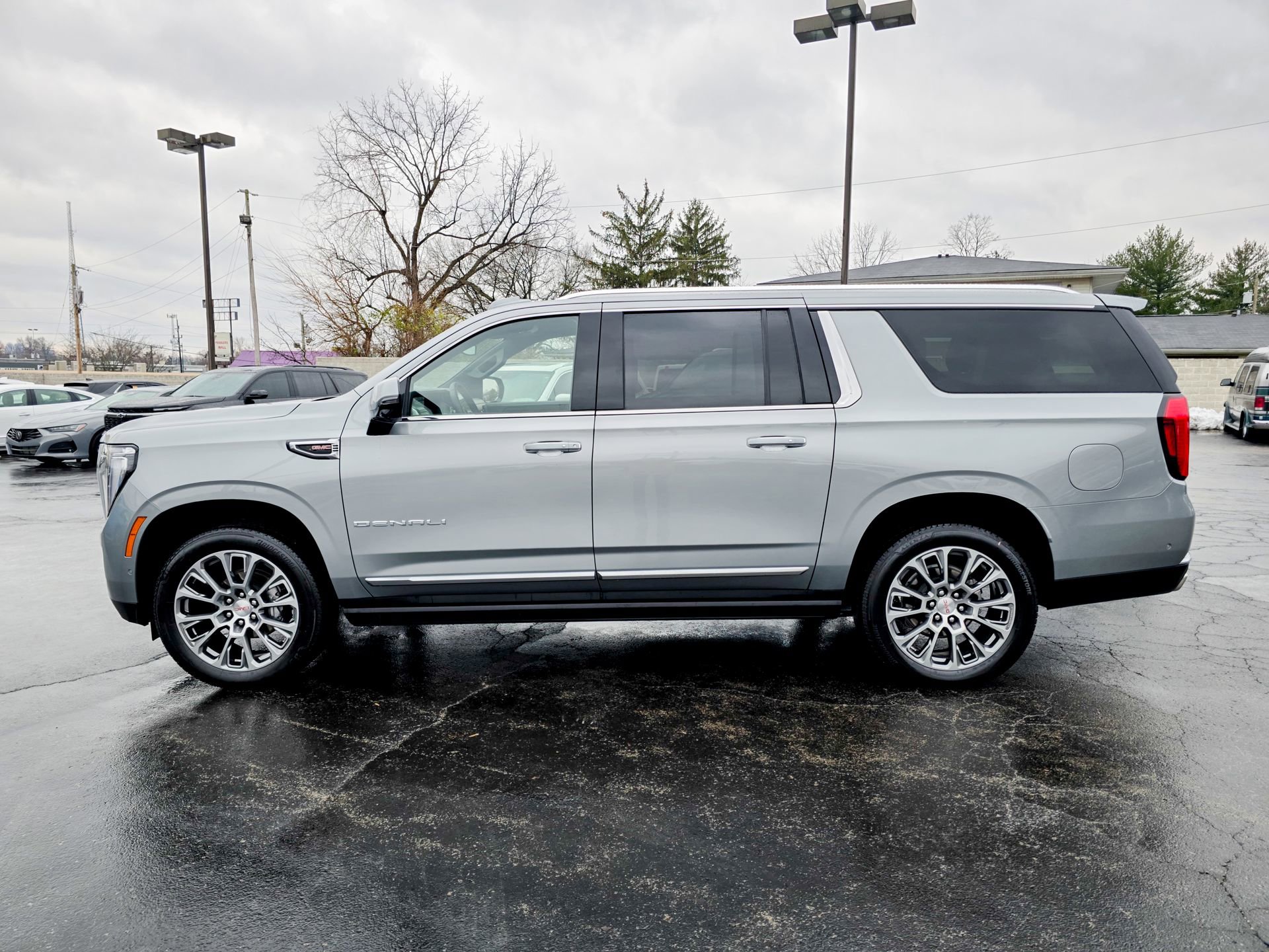 Used 2025 GMC Yukon XL Denali w/ Sun & Power Step Package image 12