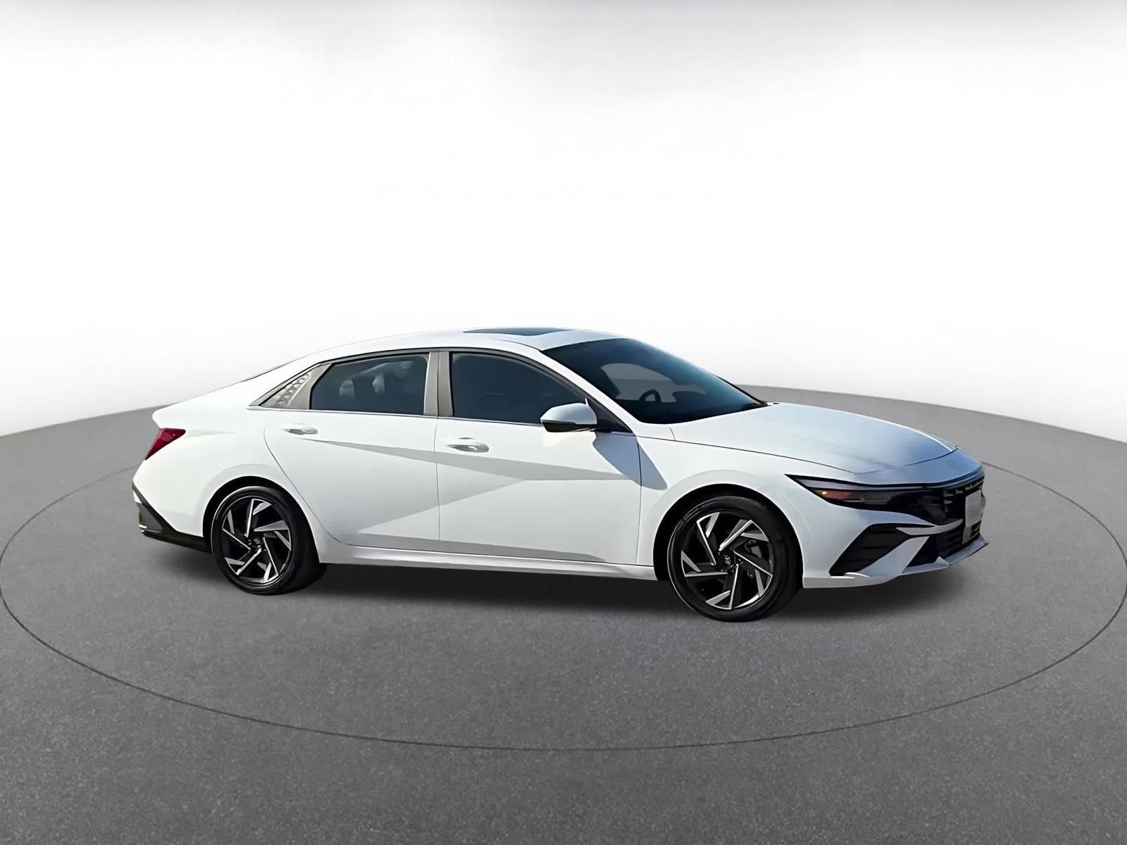 Used 2025 Hyundai Elantra Limited image 2