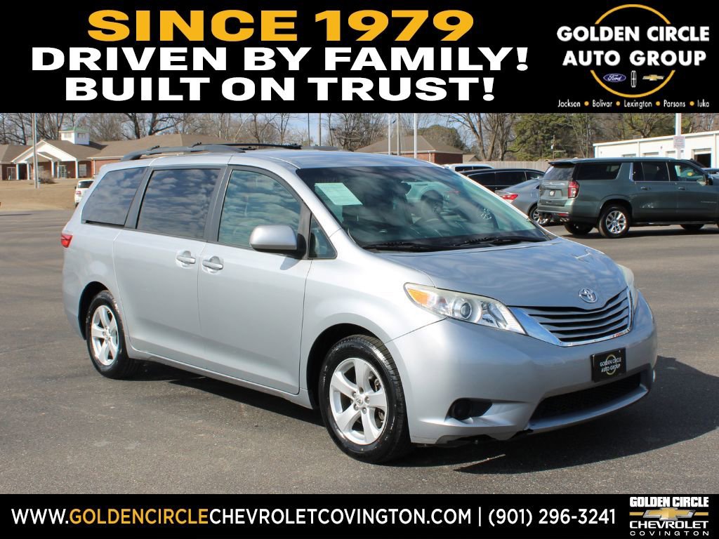 Used 2015 Toyota Sienna LE image 1