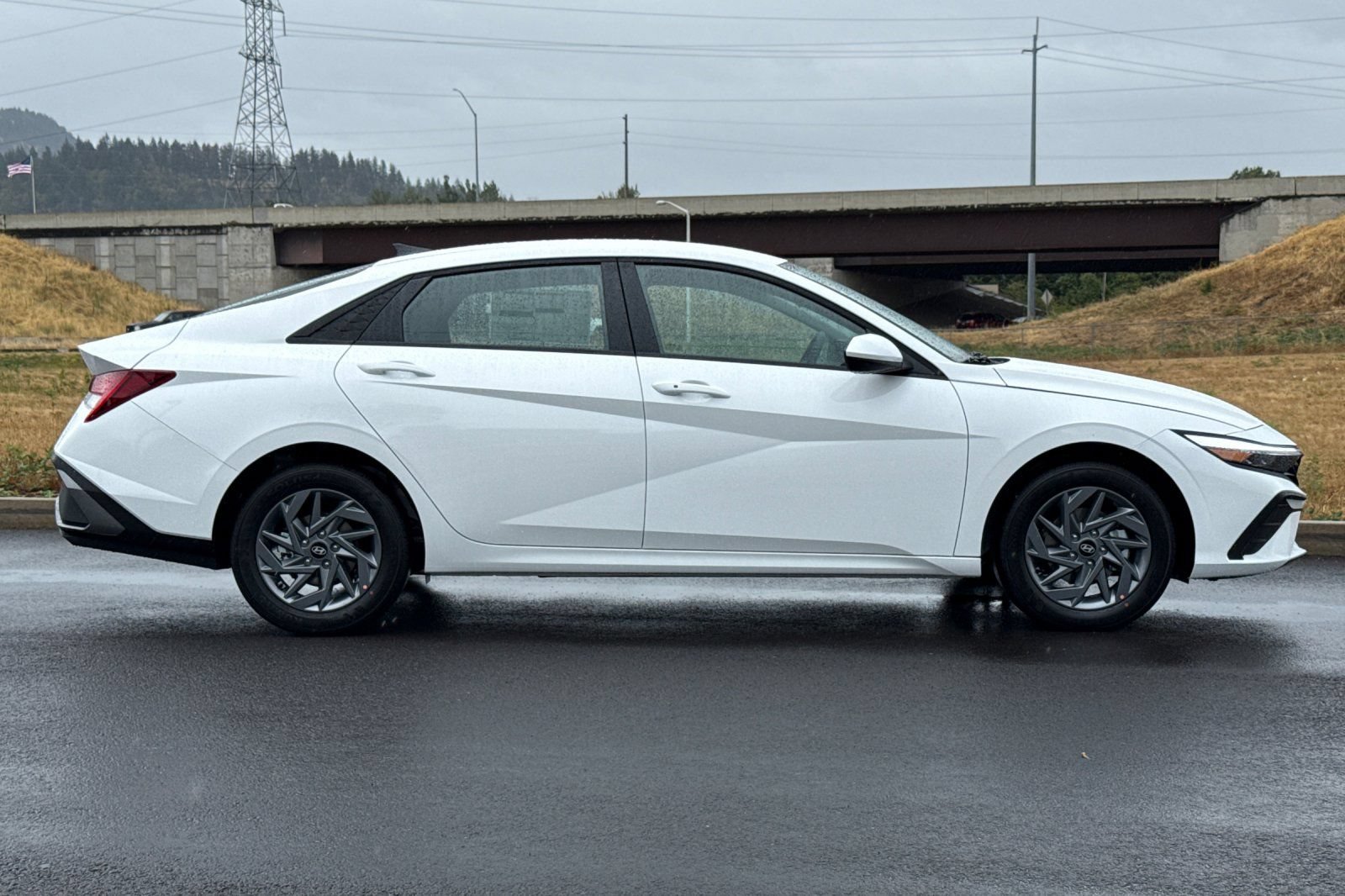 New 2026 Hyundai Elantra Hybrid FWD image 2