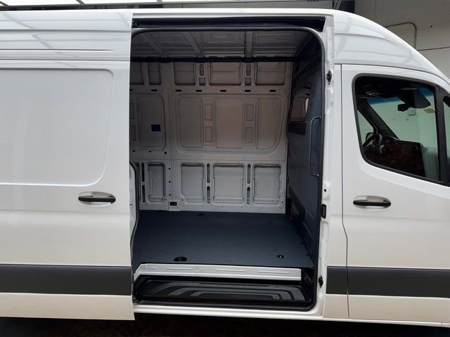 Used 2024 Mercedes-Benz Sprinter 2500 image 26