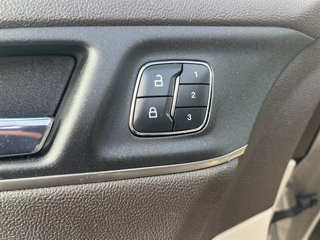 Used 2017 Lincoln MKC Select w/ Select Plus Package FWD image 20