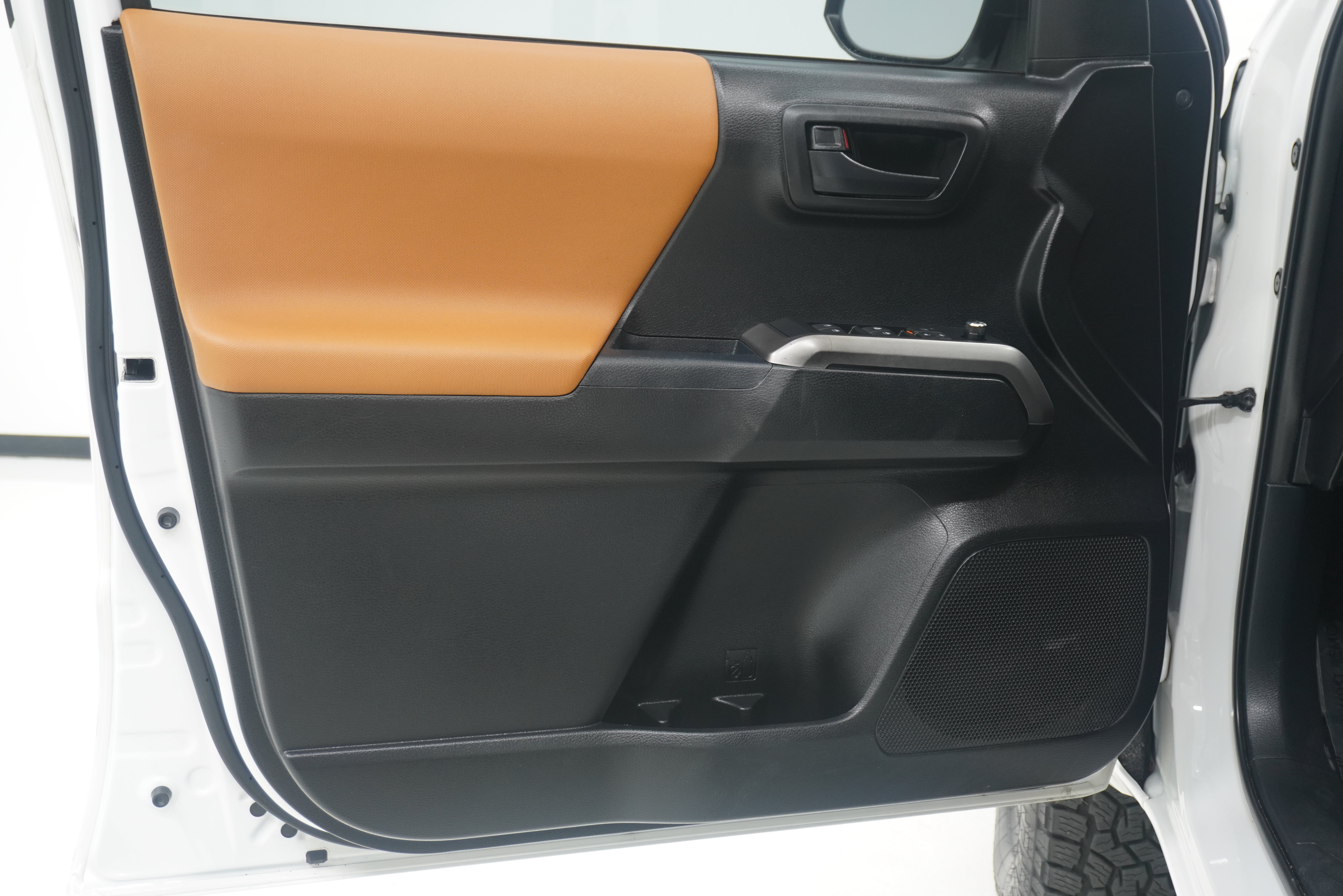 Used 2017 Toyota Tacoma SR5 w/ Tow Package RWD image 14