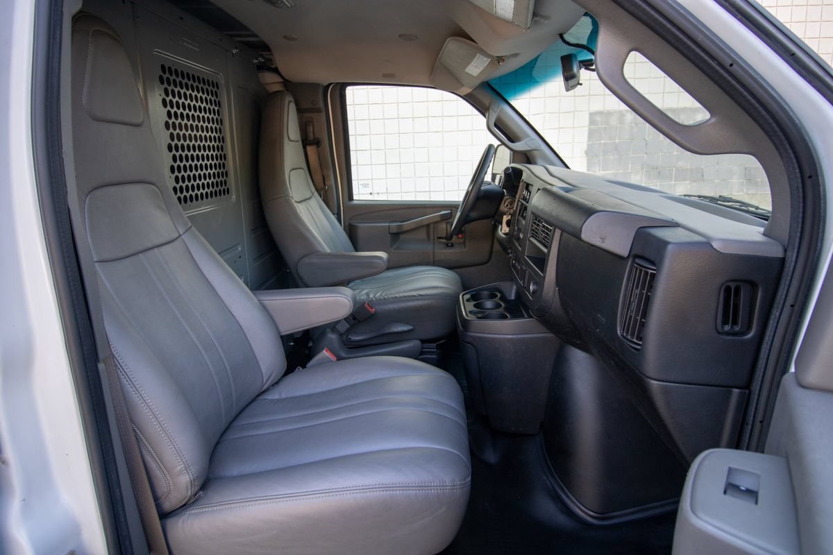 Used 2018 Chevrolet Express 2500 RWD image 16