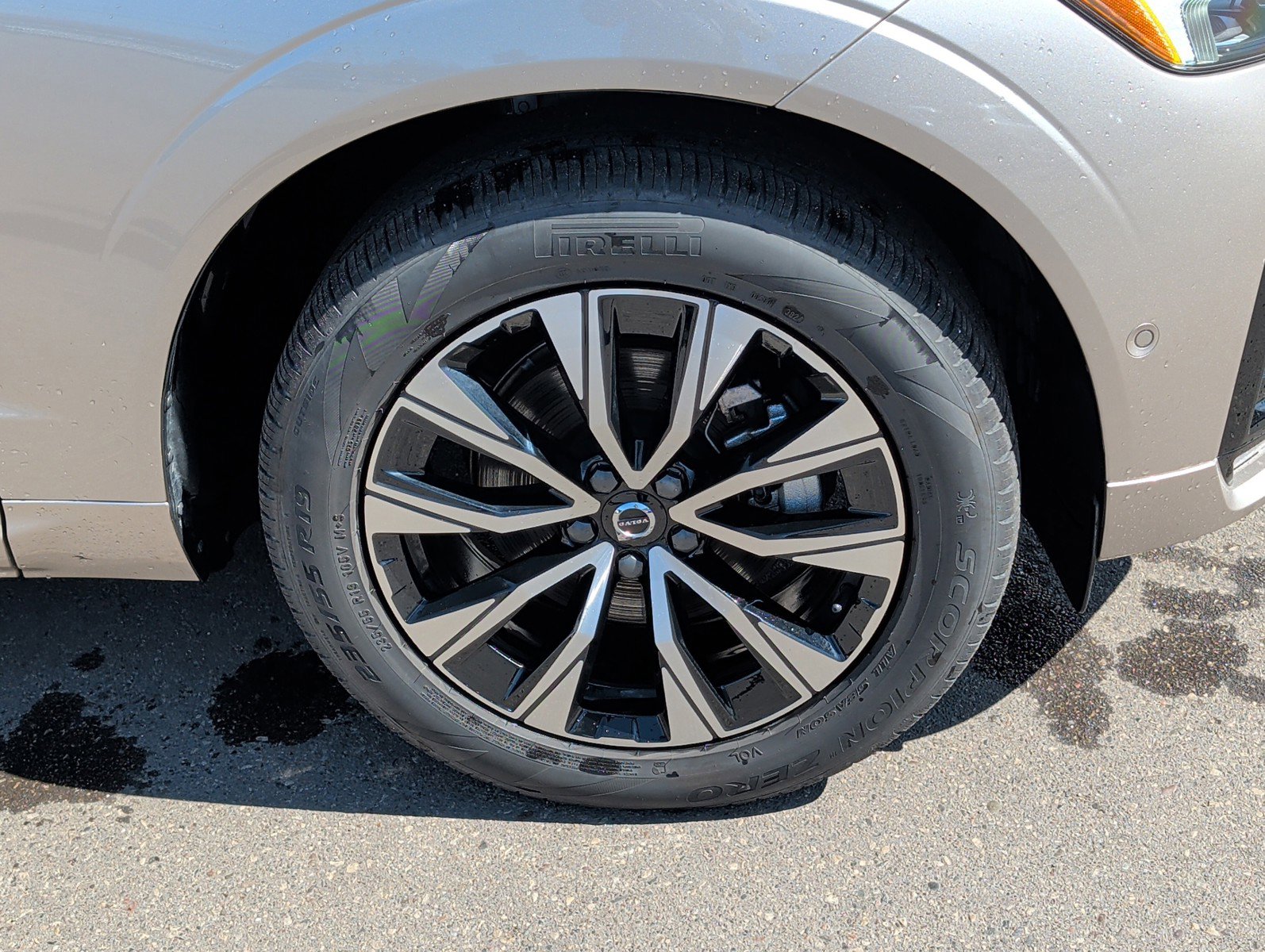 Certified 2025 Volvo XC60 B5 Plus image 9