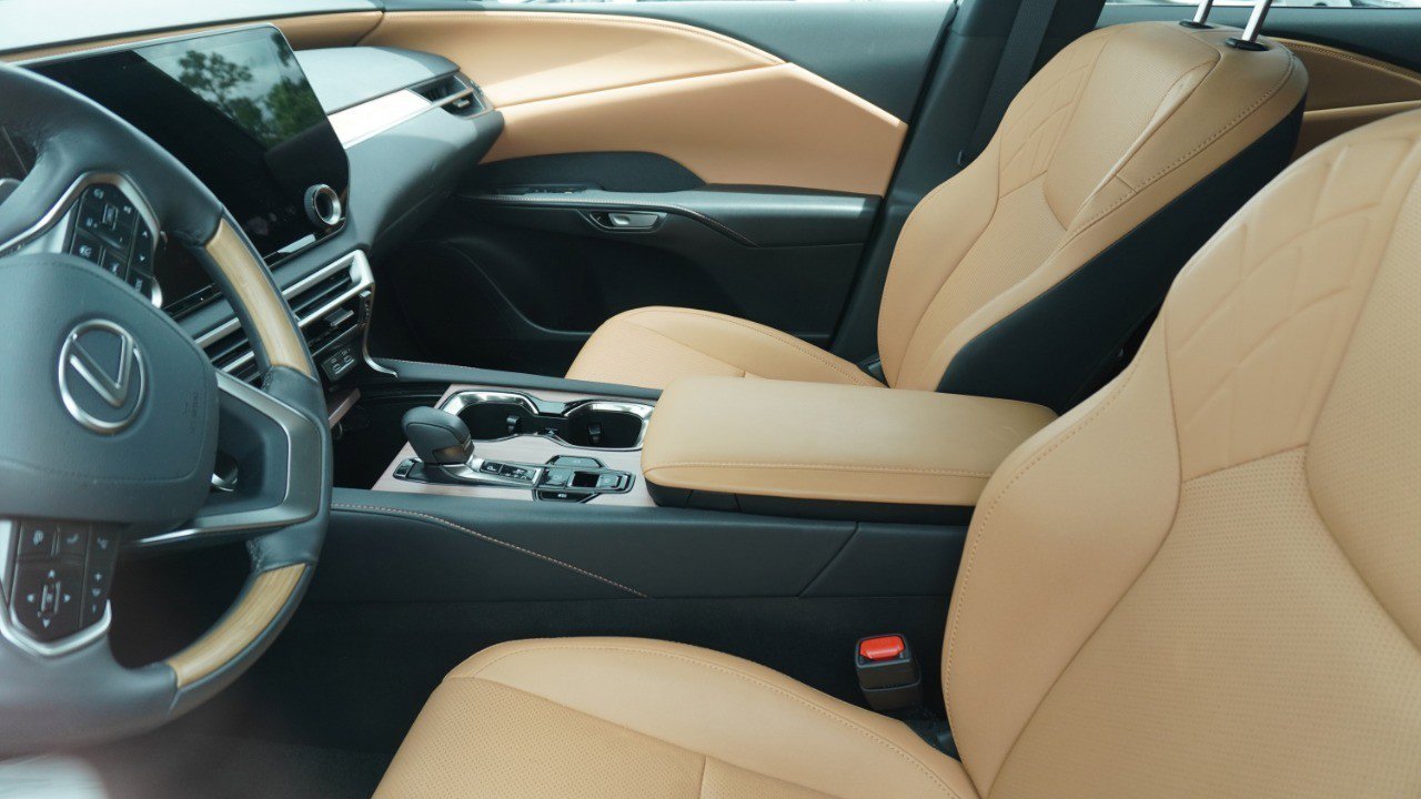 Used 2025 Lexus RX 350 Premium w/ Convenience Package FWD image 9