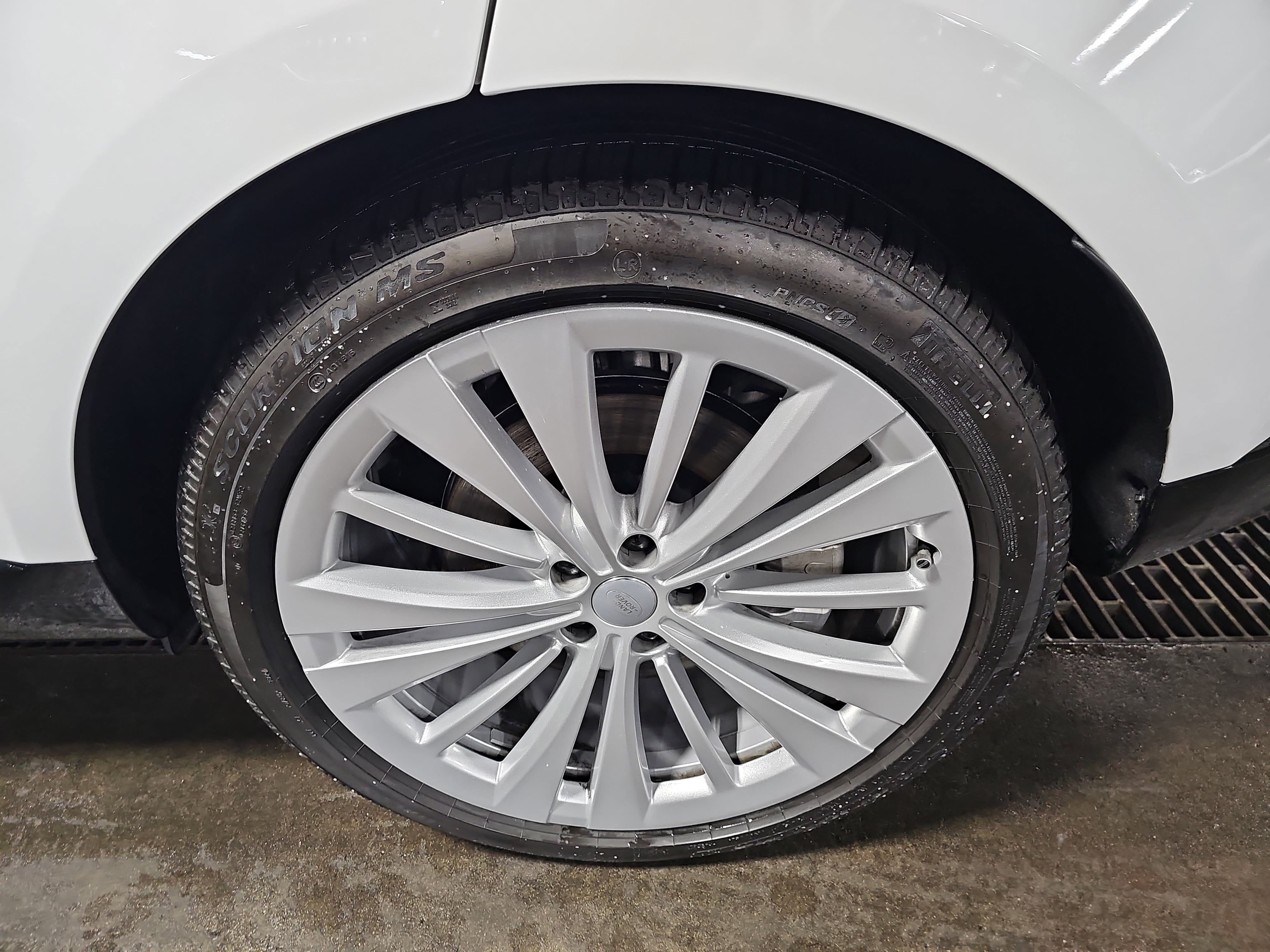 Used 2025 Land Rover Range Rover SE image 36