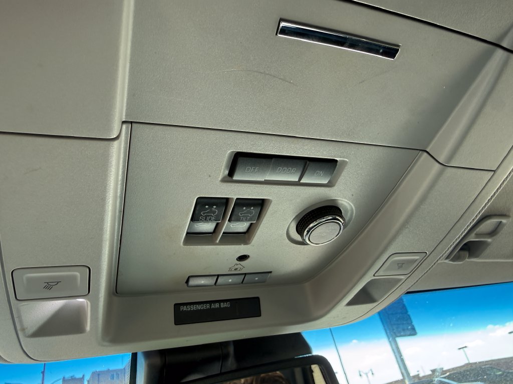 Used 2018 Chevrolet Suburban LT AWD/4WD image 40