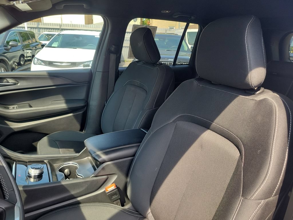 Certified 2025 Jeep Grand Cherokee Laredo AWD/4WD image 16
