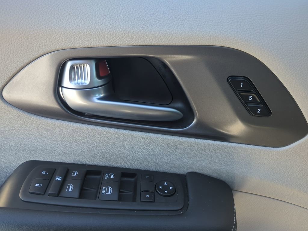 Used 2024 Chrysler Pacifica Touring-L image 33