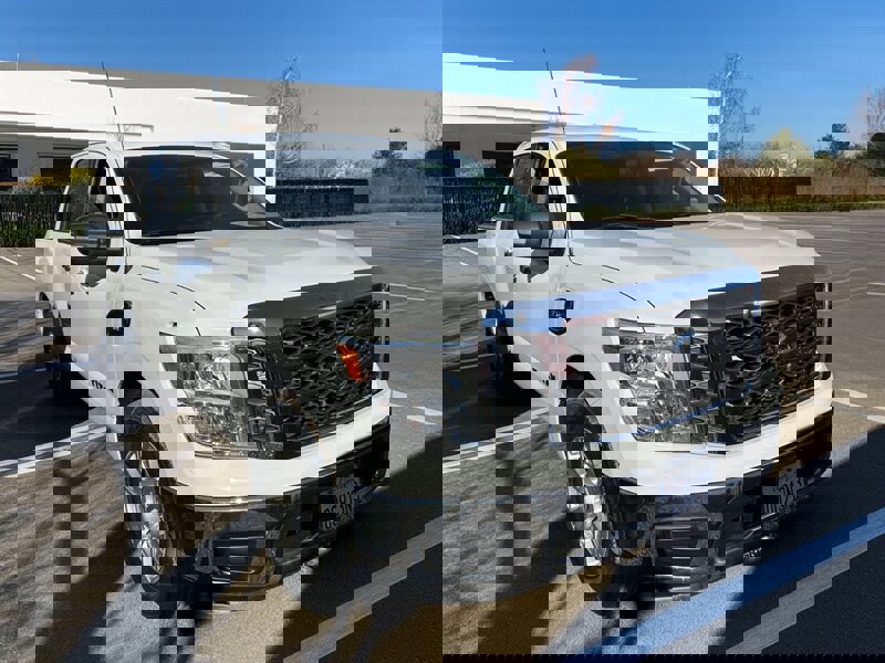 Used 2017 Nissan Titan SV RWD image 1