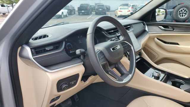 Certified 2024 Jeep Grand Cherokee Limited w/ Black Appearance Package AWD/4WD image 11