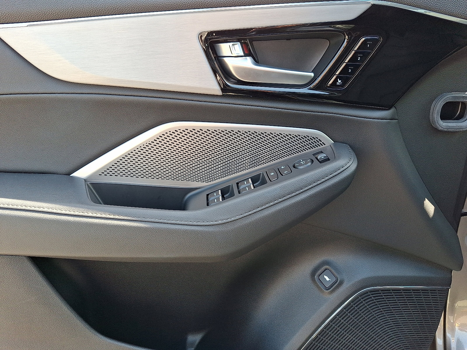 Used 2024 Acura MDX SH-AWD image 13