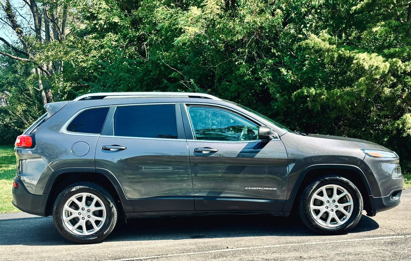 Used 2016 Jeep Cherokee Latitude w/ Cold Weather Group FWD image 2
