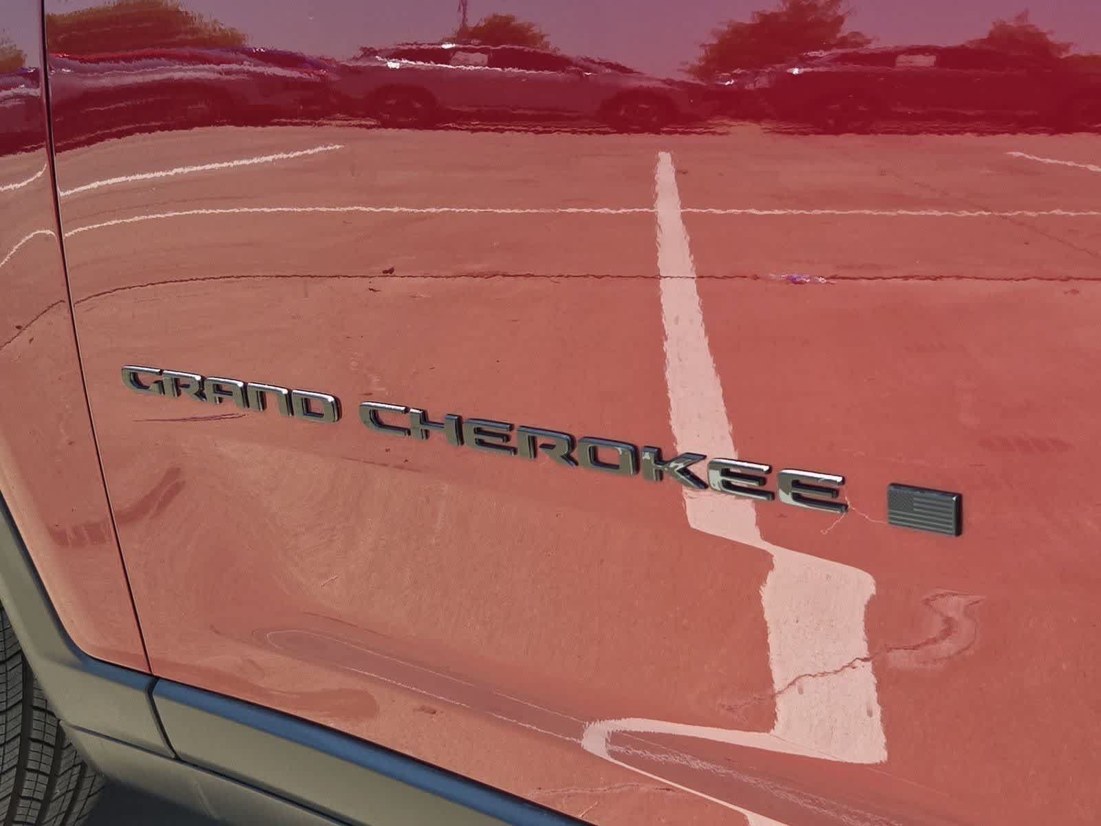 Used 2025 Jeep Grand Cherokee Altitude RWD image 11