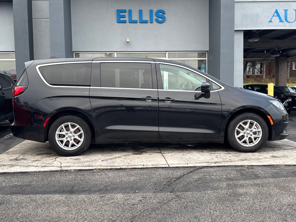 Used 2023 Chrysler Voyager LX image 2