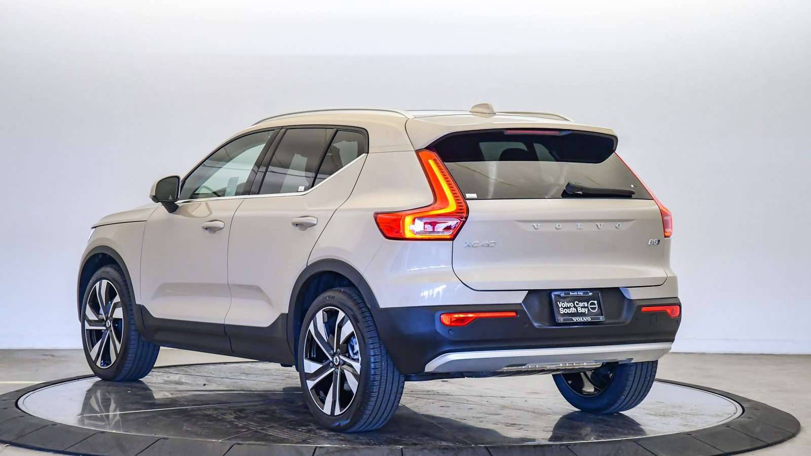 Certified 2025 Volvo XC40 B5 Plus w/ Climate Package image 2