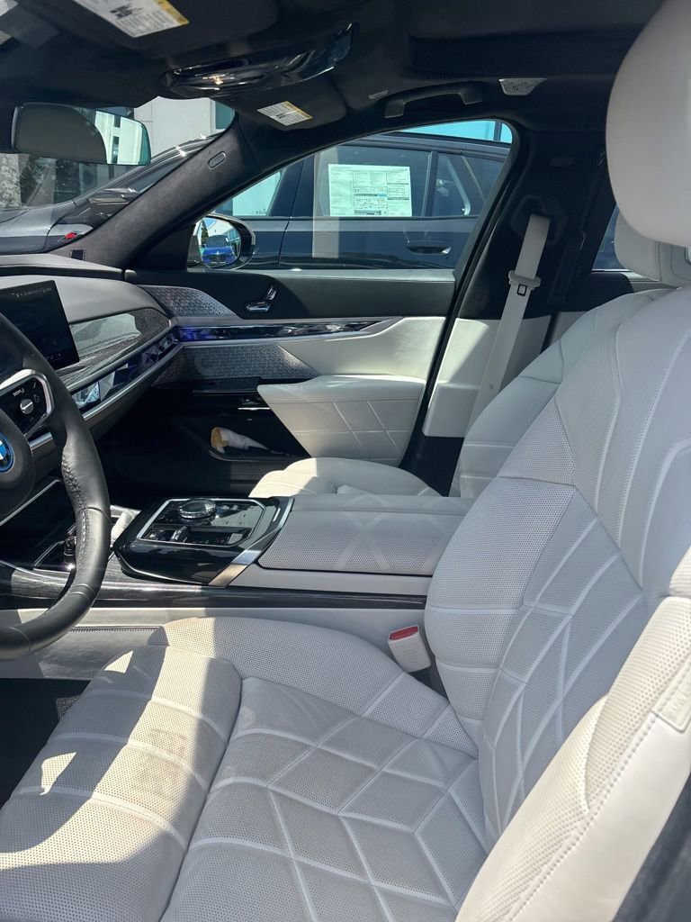 Used 2023 BMW i7 xDrive60 AWD/4WD image 4