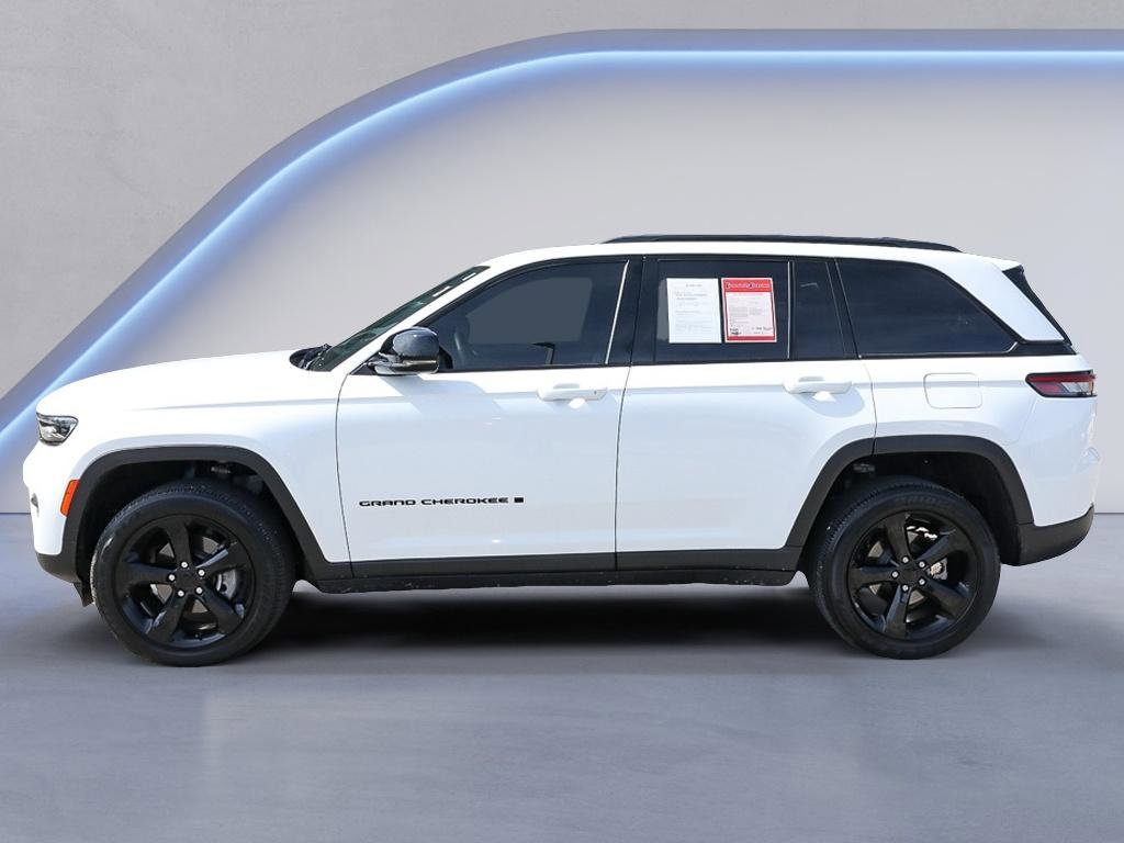 Used 2023 Jeep Grand Cherokee Altitude AWD/4WD image 3