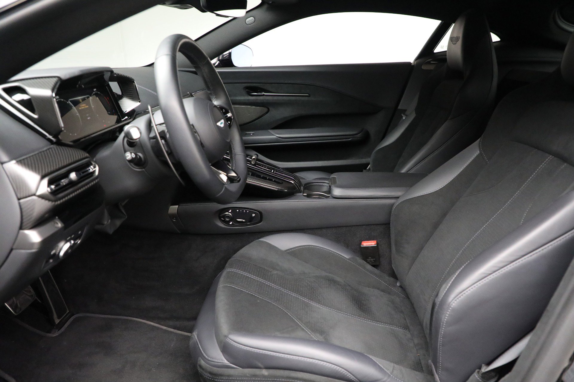 Used 2025 Aston Martin V8 Vantage Coupe image 15