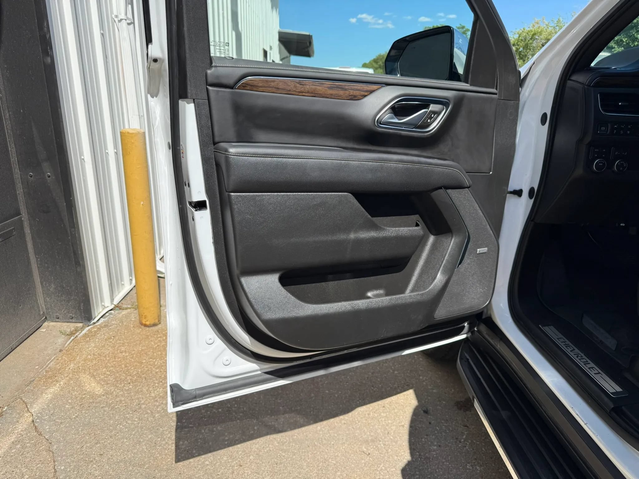 Used 2023 Chevrolet Suburban Premier w/ Premium Package 2 AWD/4WD image 17
