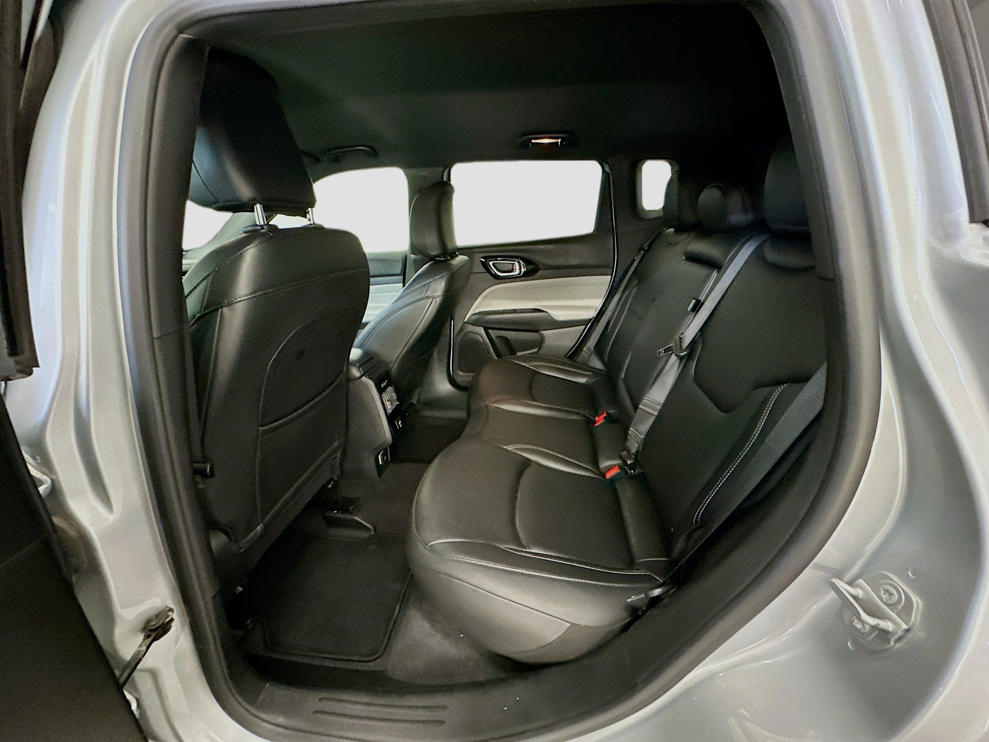 Used 2025 Jeep Compass Limited image 28